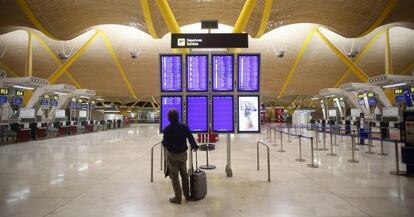 Un pasajero comprueba su vuelo en la Terminal 4.