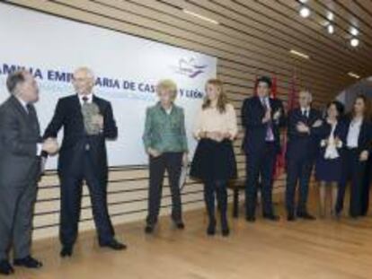 La Empresa Familiar de Castilla y León (EFCL) ha entregado esta noche el XII Premio Familia Empresaria de la Comunidad a la familia de Pedro Escudero (2i), propietaria de la empresa Bio3 con sede en Ponferrada (León), en un acto al que han asistido los consejeros de Economía y Educación de la Junta de Castilla y León, Tomás Villanueva (i) y Juan José Mateos (d).