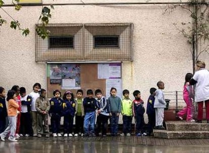 Alumnos, en el patio de un colegio de Cataluña que escolariza a numerosos inmigrantes.