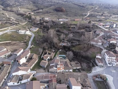 La lluvia de los últimos meses ha dejado una ligera cubierta verde en la zona de Navalacruz.