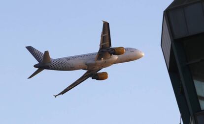 Avión A320 de Vueling parte desde el aeropuerto barcelonés de El Prat.