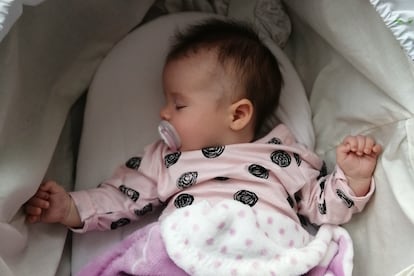 La manera en la que duermen los bebés durante sus primeros meses de vida resulta una información necesaria para los padres.