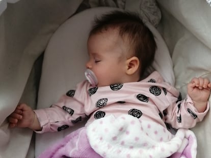 La manera en la que duermen los bebés durante sus primeros meses de vida resulta una información necesaria para los padres.