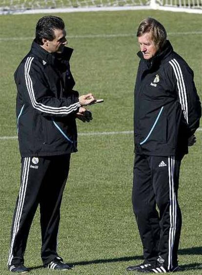 Schuster conversa durante el entrenamiento con el segundo entrenador blanco, Manuel Ruiz