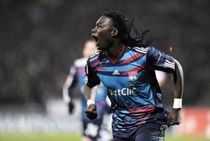 El delantero del Olympique Gomis anotó el gol del empate cerca del final del partido. El Madrid sigue sin ganar en Lyon, pero en esta ocasión no solo no ha perdido sino que ha conseguido marcar.