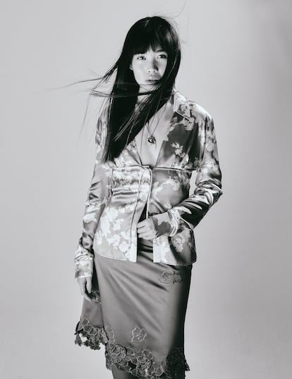 Ouyang Zhu posa para ICON vestida 
de Versace.