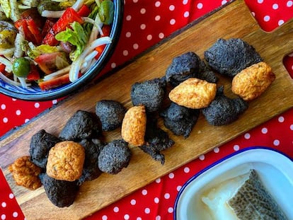 Buñuelos de bacalao en dos versiones