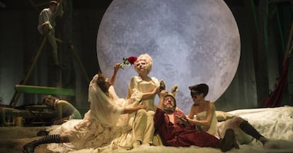 Una escena de &#039;El sue&ntilde;o de una noche de verano&#039; en el Teatre Nacional de Catalunya.