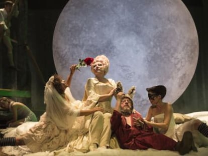 Una escena d''El somni d'una nit d'estiu' al Teatre Nacional de Catalunya.