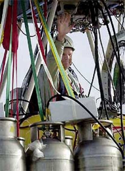 Steve Fossett saluda al comenzar su viaje, el pasado 19 de junio.