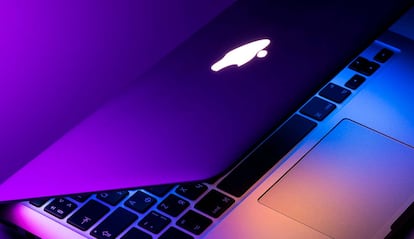 Imagen de la tapa de un MacBook Pro de Apple