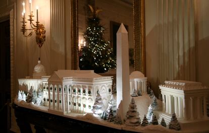 Una Casa Blanca hecha con galleta de jengibre se expone en el comedor de Estado.