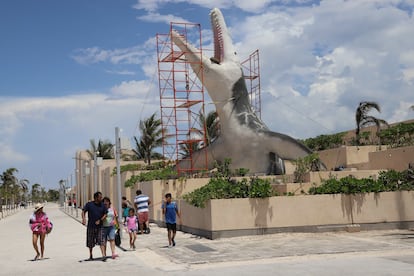 En las jardineras del exterior del recinto se han instalado cinco megaesculturas de ocho a nueve metros de altura, réplicas de antiguas criaturas, como el monstruo de Aramberri, el Tiranosaurio Rex, el Quetzalcóatlus Nortrophi, el Mosasaurus y el dinosaurio parasaurolophus.
