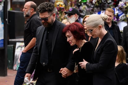 La viuda de Ozzy Osbourne, Sharon, entre dos de sus hijos, Jack y Kelly en el homenaje al músico en Birmingham.