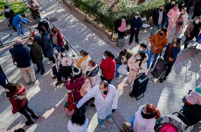 Familias vulnerables hacen cola para recibir comida, el pasado enero, en Madrid.