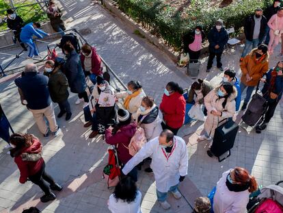 Familias vulnerables hacen cola para recibir comida, el pasado enero, en Madrid.