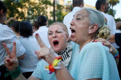 Dos mujeres disfrazadas como Eva Perón celebran el regreso de un gobierno peronista en Argentina.