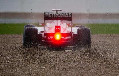 Schumacher se sale de la pista durante una vuelta clasificatoria.