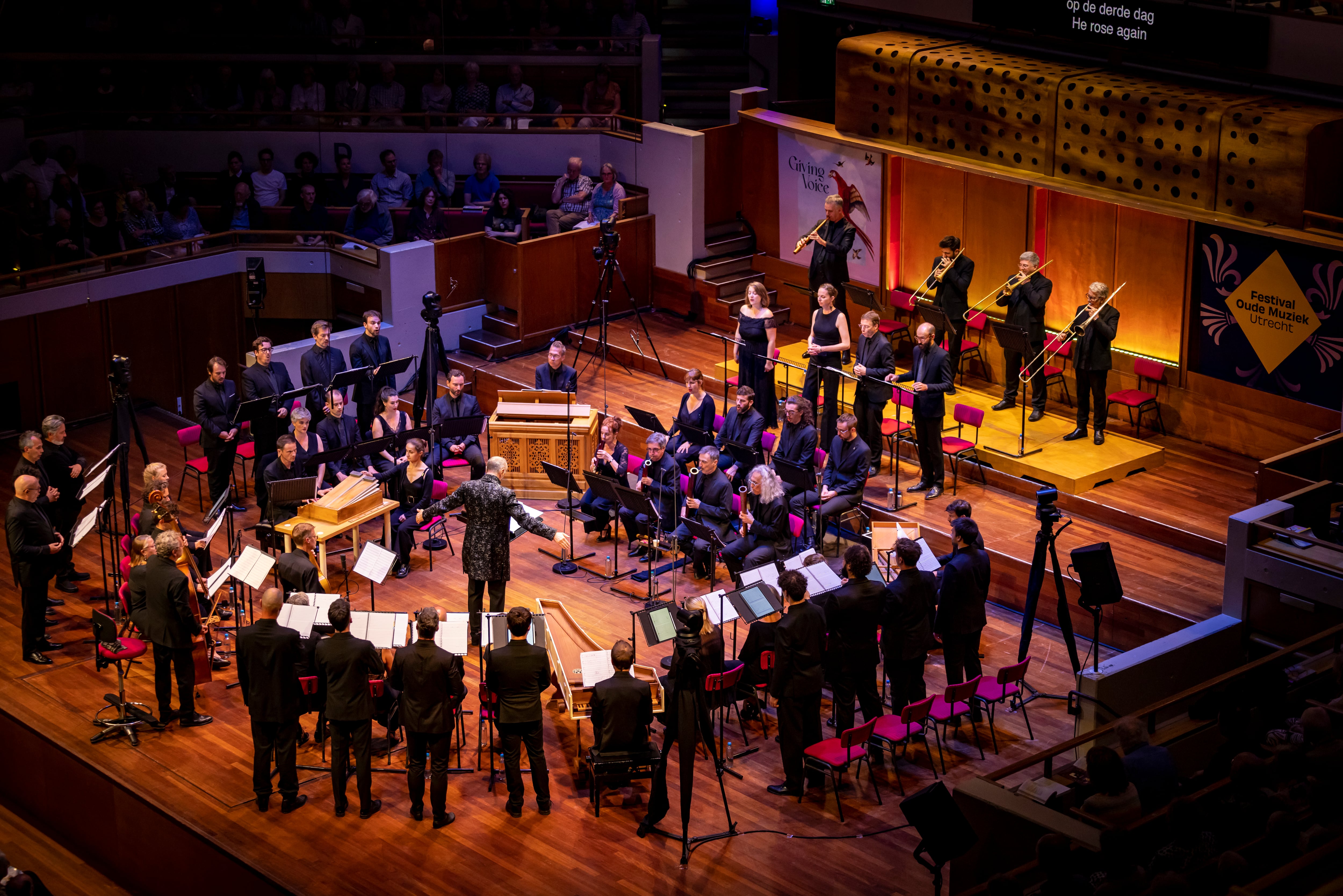 Hervé Niquet dirige a los cantantes e instrumentistas de Le Concert Spirituel en el Vredenburg.
