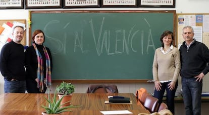 A la ziquierda, Abraham Canales y Cristina Fernández, padres del colegio Rei En Jaume, con la profesora Rosa.