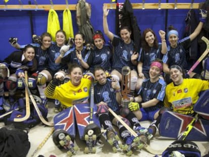 Las jugadoras del equipo de hockey sobre patines de Alcorc&oacute;n, con el trofeo de campeonas de Europa.