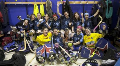 Las jugadoras del equipo de hockey sobre patines de Alcorc&oacute;n, con el trofeo de campeonas de Europa.