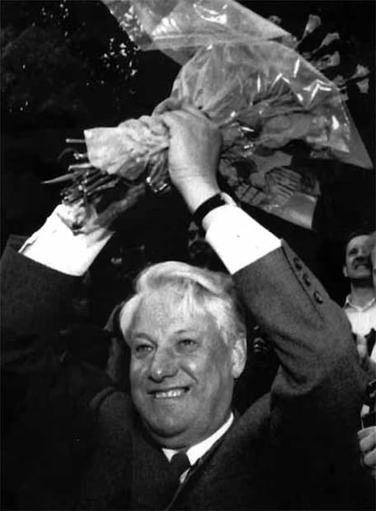 Boris Yeltsin, en la Plaza Roja de Moscú, con un ramo de flores saludando feliz a sus seguidores, después de las elecciones