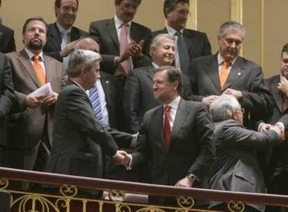 El presidente del PP de Aragón, Gustavo Alcalde, en primer término a la izquierda, felicita a Marcelino Iglesias.