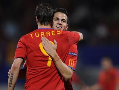 Torres y Cesc celebran un gol en la fase de clasificación para la Eurocopa