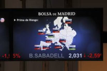 Monitor en la Bolsa madrileña que informa sobre las primas de riesgo de diferentes países europeos. EFE/Archivo