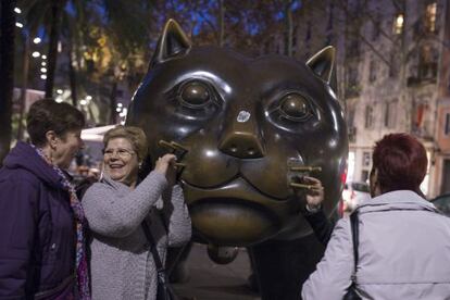 Sòcies del casal visiten el gat de Botero, al barri del Raval.