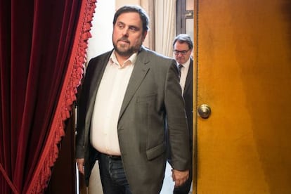 Oriol Junqueras, en primer plano, y Artur Mas, tras la reunión.