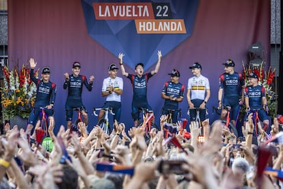 Los corredores de Ineos Grenadiers se suben al escenario durante la presentación por equipos, el jueves.