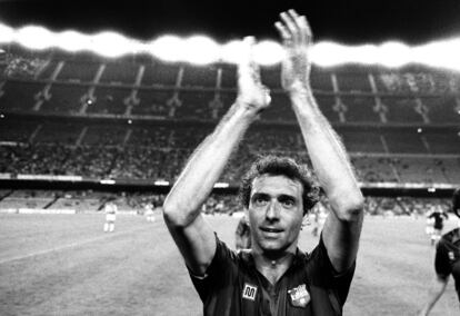 El futbolista Quini, del Barcelona, aplaudiendo al público en el partido-homenaje en su honor en 1984