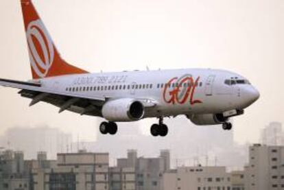 Gol informó en un comunicado enviado a la Bolsa de Sao Paulo que cancelará todos los vuelos de Webjet como primera medida en el proceso para poner fin a las actividades de esa compañía aérea y sustituir su marca. EFE/Archivo