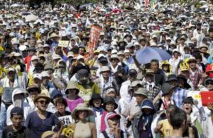 Miles de japoneses participan en una manifestación el pasado lunes en contra de las plantas de energía nuclear en Tokio, Japón. Hoy se reactiva el segundo reactor nuclear tras el accidente en Fukushima.