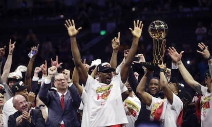 Los Raptors conquistaron el anillo con su tercer triunfo en la cancha rival. En la imagen, Ibaka celebra la victoria junto a su equipo.