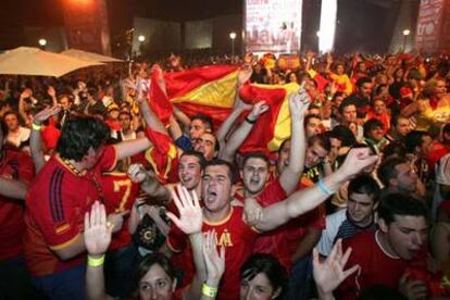 Seguidores españoles entusiastas tras un nuevo triunfo en el Mundial.