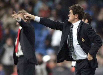 Capello, en primer término, da órdenes a sus jugadores con Schuster en un segund plano