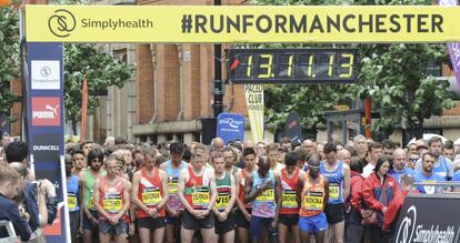 Los corredores guardan un minuto de silencio antes de comenzar la competici&oacute;n, este domingo en M&aacute;nchester.