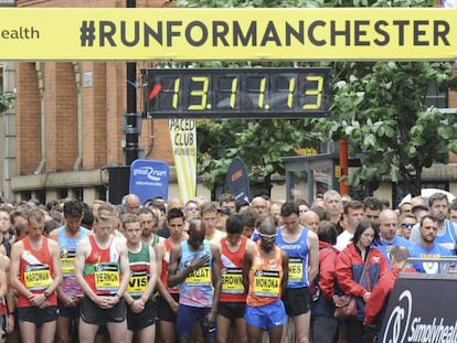 Los corredores guardan un minuto de silencio antes de comenzar la competici&oacute;n, este domingo en M&aacute;nchester.