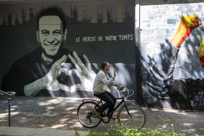 Grafiti con el rostro de Navalni y el lema "el héroe de nuestro tiempo",  en el centro de Ginebra el martes.  