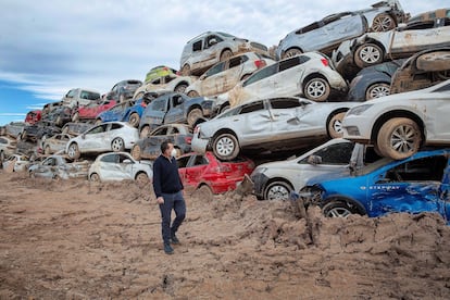 Coches apilados afectados por la dana y trasladados a una campa en Valencia.