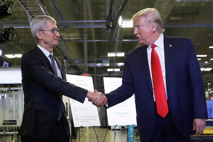 Tim Cook, el CEO de Apple, y Donald Trump, en una planta de la firma en Austin en noviembre de 2019.