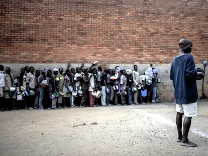 Un grupo de presos espera en fila a que les sirvan su única comida del día en la prisión de Chichiri, Malawi, el pasado 20 de junio. / Luca Sola para MSF