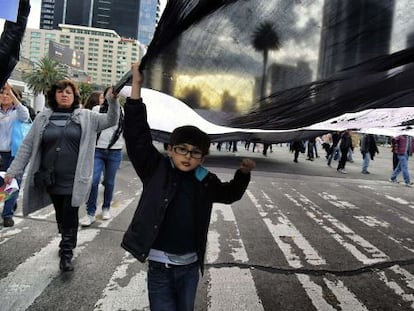 Menino em protesto pelos 43 desaparecidos em Iguala.