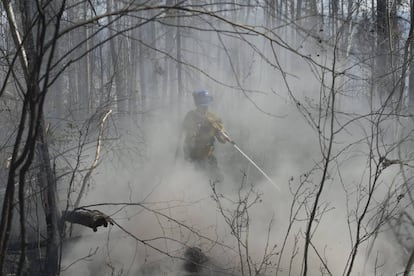lA Unidad de Montaña de Alberta reiega en varios puntos para evitar la crecida de llamas, las condiciones del fuego siguen siendo extremas.