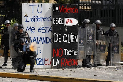 Agentes disparam gases lacrimogêneos. Desde o começo de fevereiro os manifestantes saíram às ruas pedindo a renúncia do presidente, Nicolás Maduro.