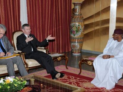 El ministro franc&eacute;s de Cooperaci&oacute;n, Henri de Raincourt, conversa con el presidente mal&iacute;, Amadou Toumani Tour&eacute;, en Bamako, capital de Mal&iacute;. 