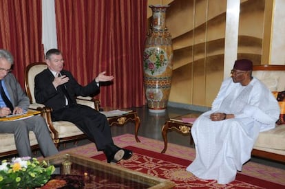 El ministro franc&eacute;s de Cooperaci&oacute;n, Henri de Raincourt, conversa con el presidente mal&iacute;, Amadou Toumani Tour&eacute;, en Bamako, capital de Mal&iacute;. 
